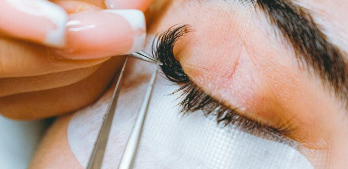 Cluster Lashes: A Beginner’s Guide to DIY Volume